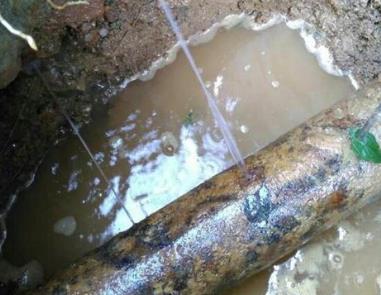 榆树楼顶渗水维修公司分享下地暖漏水的原因及检测方法。